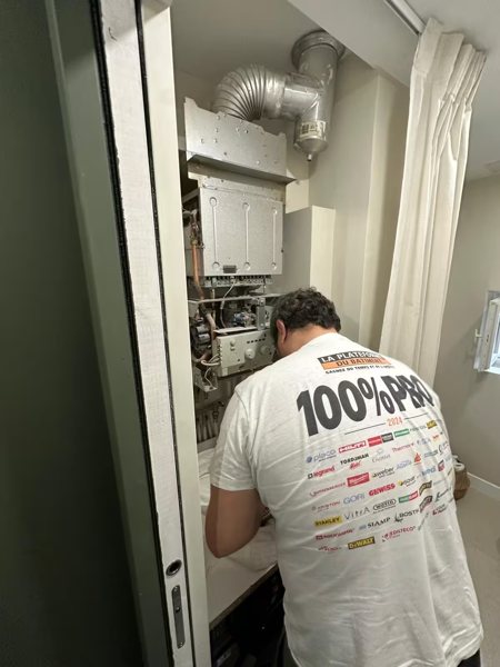 Accès aux composants d’une chaudière murale pendant une intervention.
