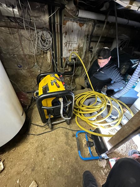 Intervenant et matériel de maintenance dans un local technique.